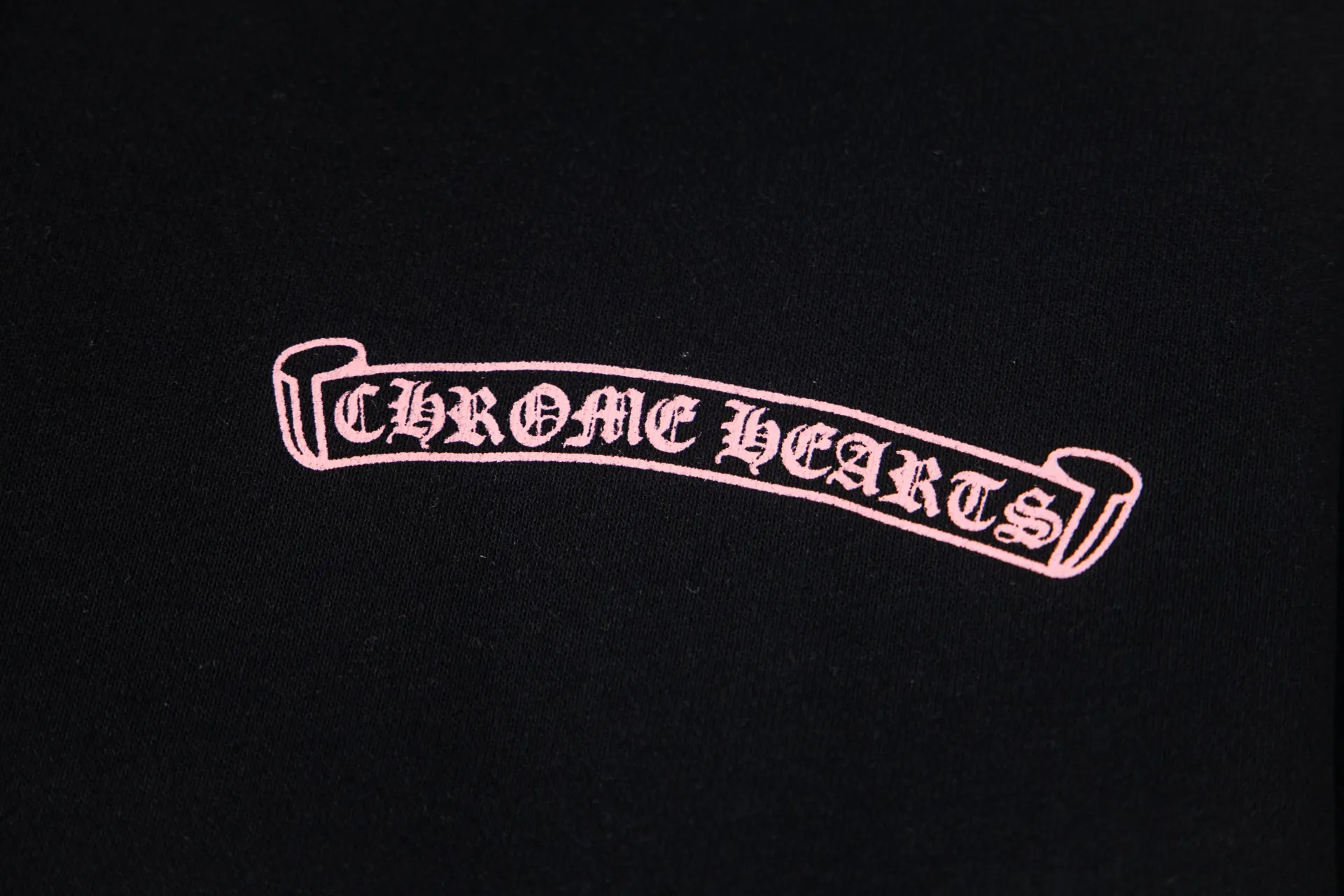 P290 model number: G503 Chrome Hearts DeadlyDoll co-branded new comic zipper long-sleeved hooded sweatshirt jacket 1️⃣ Purchased the original version, it is heavy enough and thick enough to feel heavy in the hand, the workmanship details are perfectly controlled, and the upper body effect is also very comfortable! 2️⃣ It is very youthful and energetic, and can be easily worn by both men and women. It is very in line with the fashion aesthetic concepts of today's young people, creating a casual and lazy fashion tone. It is a must-have for couples in autumn and winter! 3️⃣ Complete accessories, same style for men and women. Color: black, size: S, M, L, XL